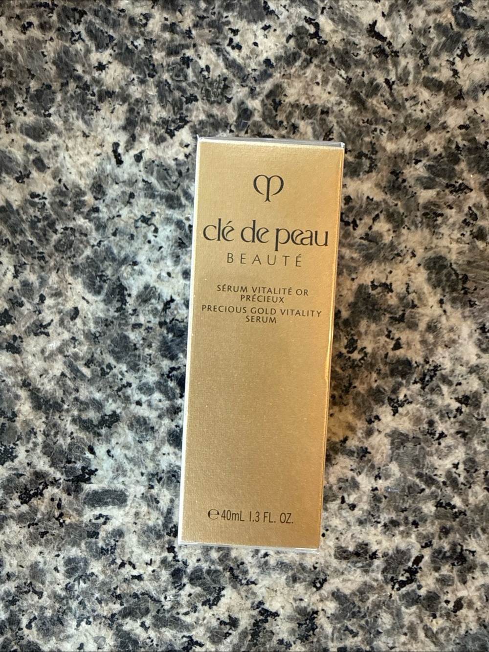 cle de peau Beauté Precious Gold Vitality Serum - Gold
